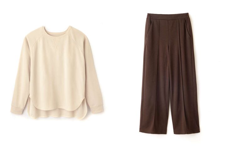 ベージュの長袖トップスとブラウンのワイドパンツのセットアップ