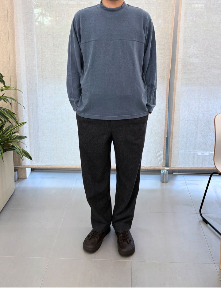 昔ながらの紡績機を使ったムラ糸モックネック長袖Ｔシャツ 着用