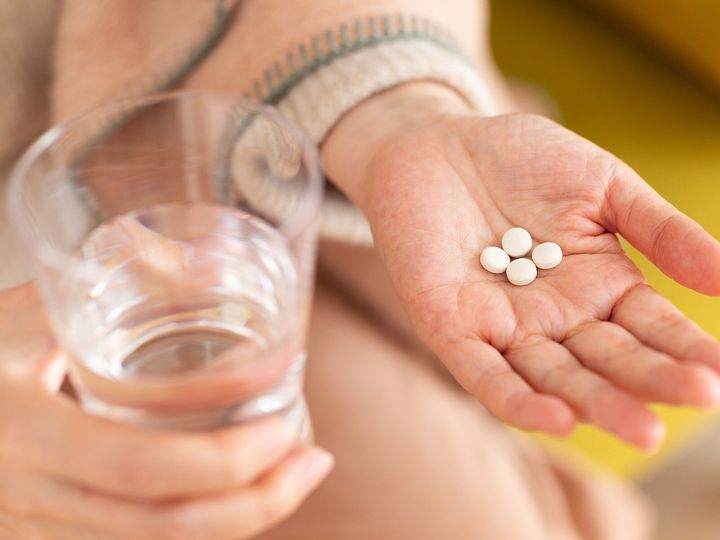 山崎実業の「押すだけ簡単マグネット錠剤オープナー タワー」は、薬のシートを挟んで押すだけで錠剤を取り出せ、受け皿にためておけるアイテムです。マグネットで冷蔵庫の横などに設置できる手軽さが評判の本商品を紹介します。