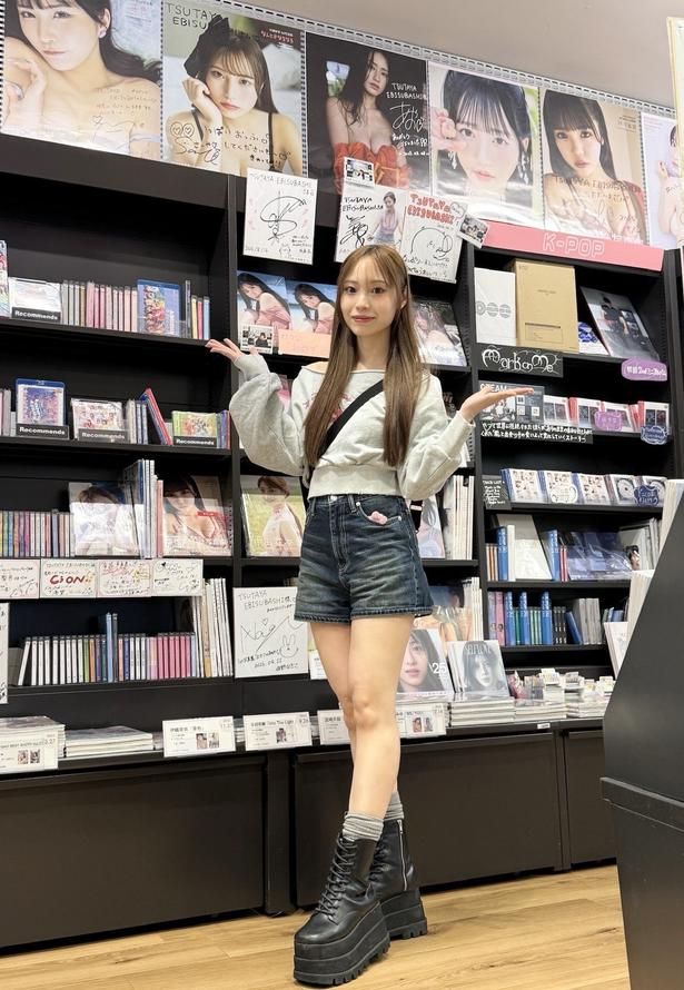 「1st写真集のサイン入りポスターが店内に飾られているのを実際に見ることができて、来た瞬間にテンションが上がりました」