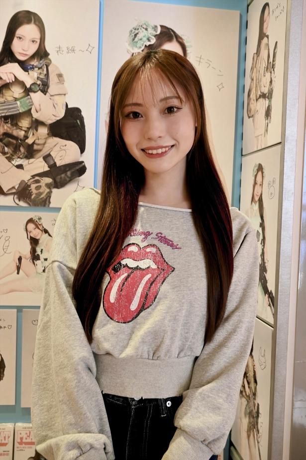 自分の身長163センチより高いパネルで「迫力ありますね」と話していた