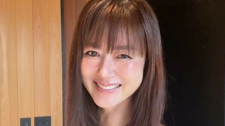 【写真・画像】56歳“奇跡の美魔女” 肌のため20年やめている“習慣”明かす「必要な皮脂まで…」 1枚目