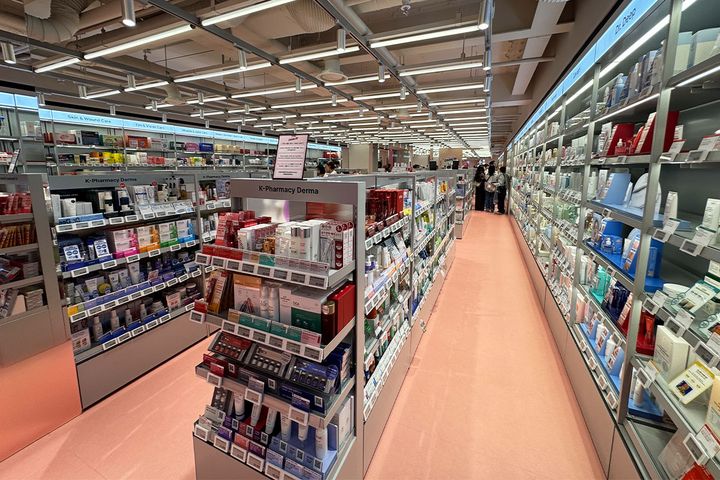 【地下１階】薬剤師に相談しながら、話題の薬局アイテムをチェック