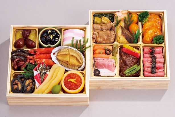 すき焼きやビーフシチューを盛り込んだ「〈三越〉×〈三四四会〉和洋中二段重」(2万9700円)