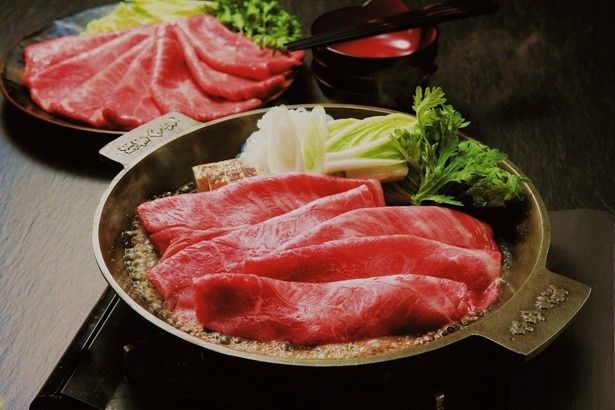 国産牛肉450グラムが入った3人前の「〈浅草今半〉黒毛和牛すき焼セット」(1万2960円)