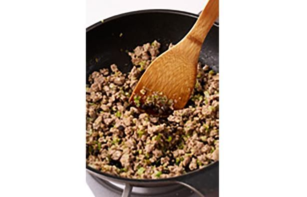 豆豉は刻まずに加えてOK （C）ユウキ食品の西島さん、よねくらりょう／KADOKAWA