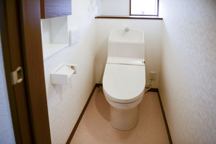 「トイレが一番くつろげる。」定年後、朝から晩まで家にいる夫。結婚35年の60代妻が感じる息苦しさ