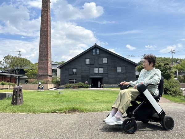愛知県碧南市の老人保健施設「ひまわり」で免許不要の近距離モビリティ「WHILL」本格運用へ。「WHILL教習所」も開発
