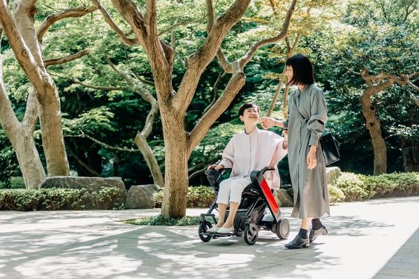 愛知県碧南市の老人保健施設「ひまわり」で免許不要の近距離モビリティ「WHILL」本格運用へ。「WHILL教習所」も開発