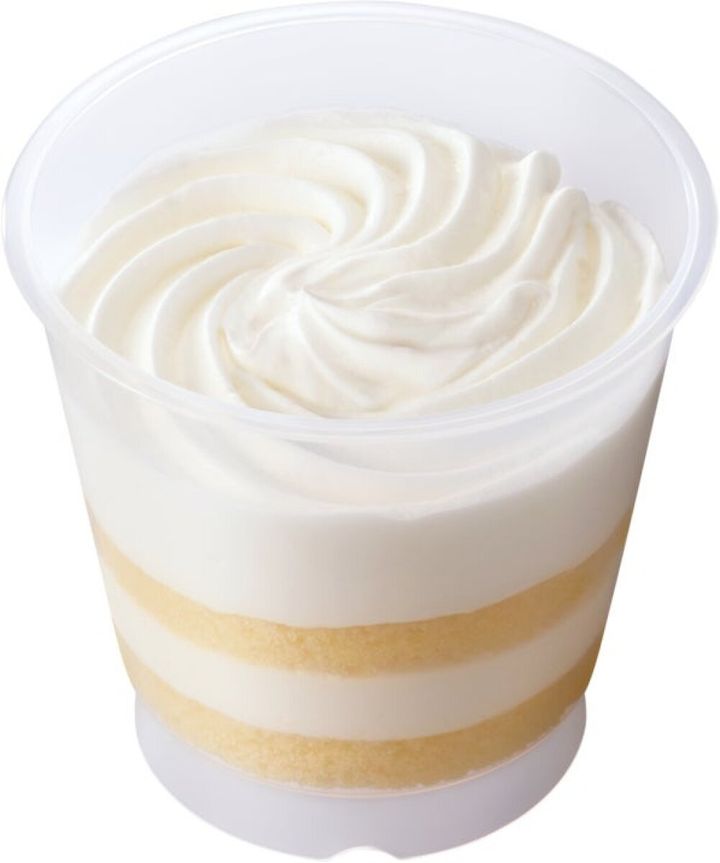 ほぼクリームのケーキ。カップにスポンジとクリームが層になって詰まる。