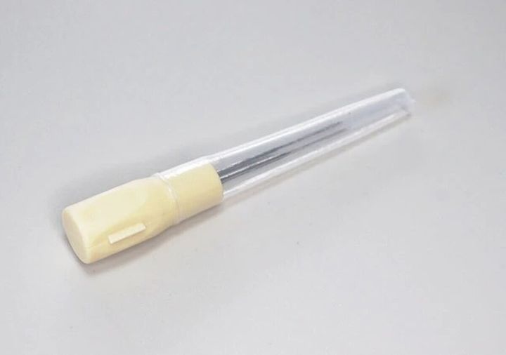 透明なケースに入った羊毛フェルト用ニードルホルダーの針部分