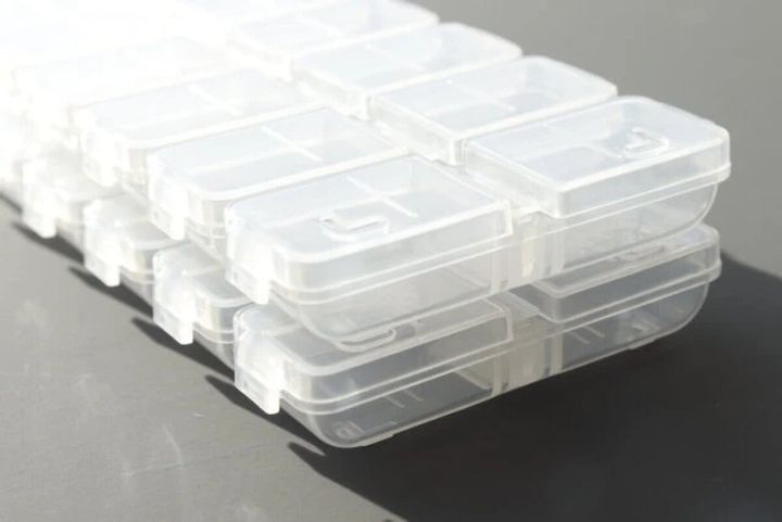 半透明のネイルパーツ収納ケースが、きれいに2段にスタッキングされている