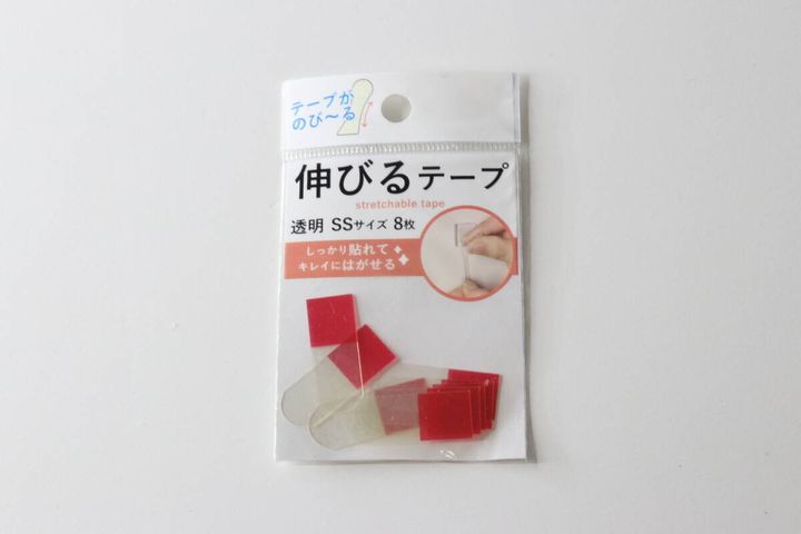 白い背景に置かれた、ダイソー「伸びるテープ」のパッケージ