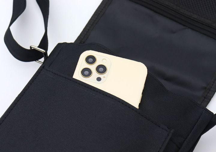 バッグの内側前面の立体ポケットにスマートフォンが入っている写真