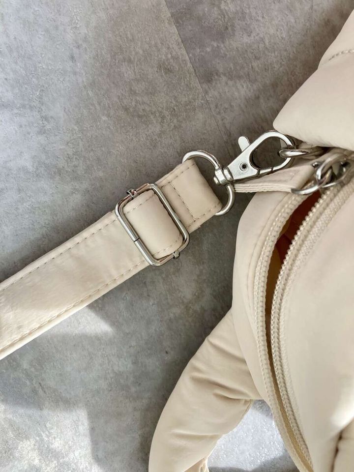 白いパッファーボストンバッグのショルダーベルトの金具部分