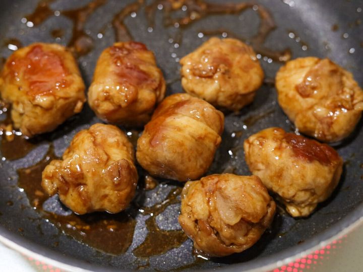 フライパンで合わせ調味料を絡め、照りが出始めた豚こまボール