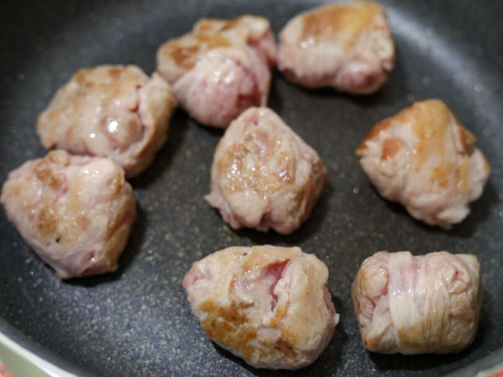 フライパンで焼かれ、全体にこんがり焼き色がついた豚こまボール