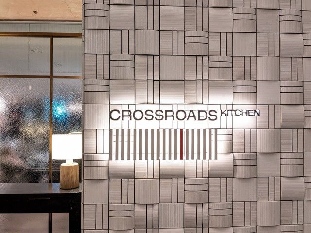 クロスロード キッチンのエントランスのロゴサイン