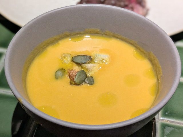 かぼちゃの種とクルトンをのせたかぼちゃのスープ