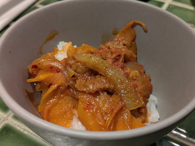 ご飯にのせたテジプルコギ