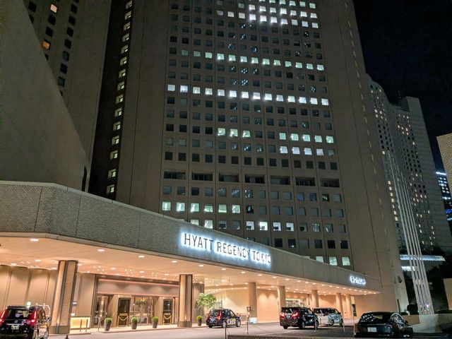 夜のハイアット リージェンシー 東京のエントランス