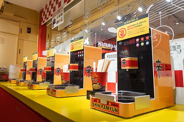 原宿の「辛ラーメン」専門店がリニューアル！韓国コンビニ型の店舗やドラマのワンシーンのような屋上に注目