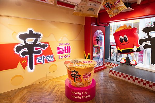 原宿の「辛ラーメン」専門店がリニューアル！韓国コンビニ型の店舗やドラマのワンシーンのような屋上に注目