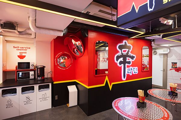 原宿の「辛ラーメン」専門店がリニューアル！韓国コンビニ型の店舗やドラマのワンシーンのような屋上に注目