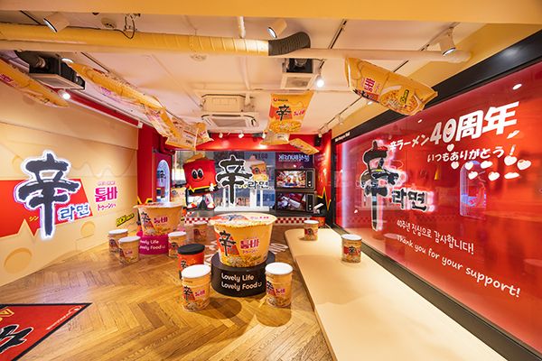 原宿の「辛ラーメン」専門店がリニューアル！韓国コンビニ型の店舗やドラマのワンシーンのような屋上に注目
