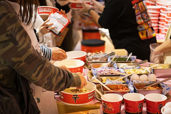 原宿の「辛ラーメン」専門店がリニューアル！韓国コンビニ型の店舗やドラマのワンシーンのような屋上に注目
