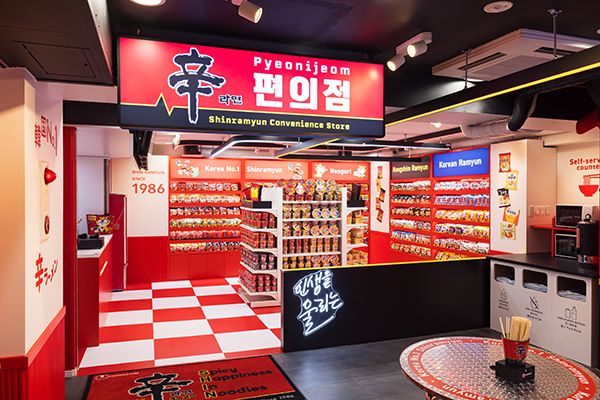 原宿の「辛ラーメン」専門店がリニューアル！韓国コンビニ型の店舗やドラマのワンシーンのような屋上に注目