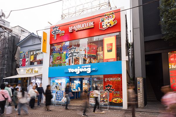 原宿の「辛ラーメン」専門店がリニューアル！韓国コンビニ型の店舗やドラマのワンシーンのような屋上に注目