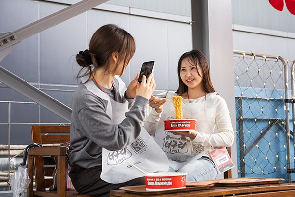 原宿の「辛ラーメン」専門店がリニューアル！韓国コンビニ型の店舗やドラマのワンシーンのような屋上に注目