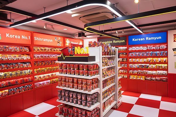 原宿の「辛ラーメン」専門店がリニューアル！韓国コンビニ型の店舗やドラマのワンシーンのような屋上に注目