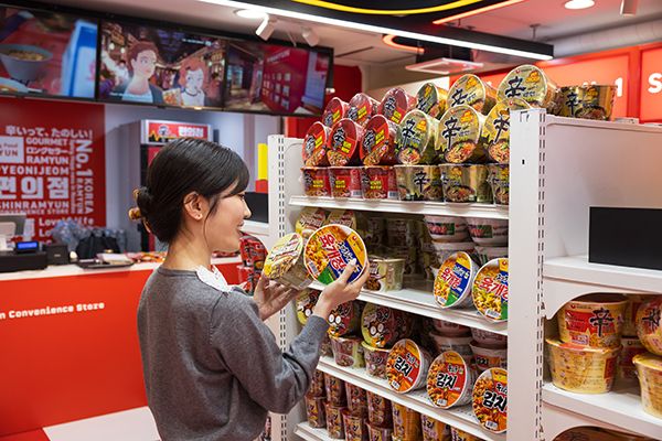 原宿の「辛ラーメン」専門店がリニューアル！韓国コンビニ型の店舗やドラマのワンシーンのような屋上に注目