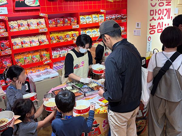 原宿の「辛ラーメン」専門店がリニューアル！韓国コンビニ型の店舗やドラマのワンシーンのような屋上に注目