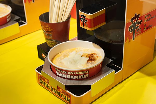 原宿の「辛ラーメン」専門店がリニューアル！韓国コンビニ型の店舗やドラマのワンシーンのような屋上に注目