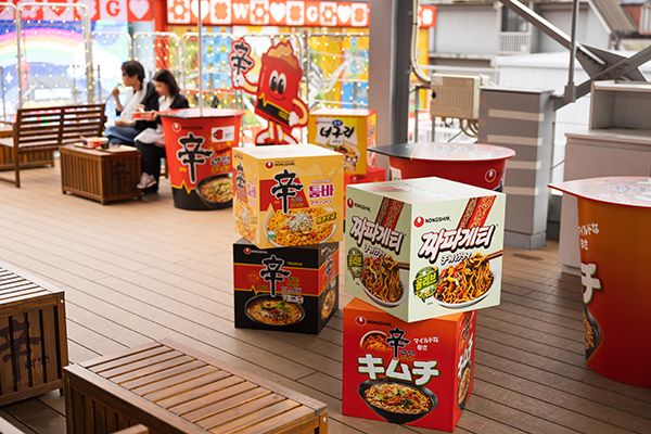 原宿の「辛ラーメン」専門店がリニューアル！韓国コンビニ型の店舗やドラマのワンシーンのような屋上に注目