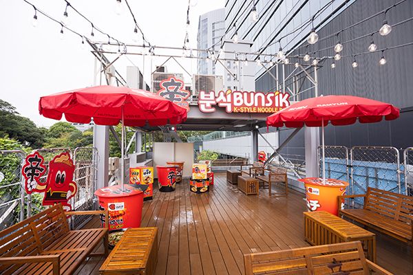 原宿の「辛ラーメン」専門店がリニューアル！韓国コンビニ型の店舗やドラマのワンシーンのような屋上に注目