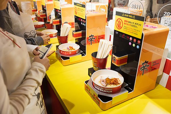 原宿の「辛ラーメン」専門店がリニューアル！韓国コンビニ型の店舗やドラマのワンシーンのような屋上に注目