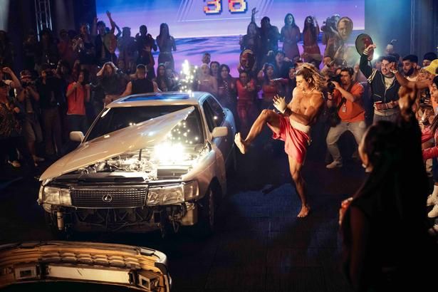 これはボーナスステージでおなじみの車破壊!? [c]2026 Capcom and Legendary. All Rights Reserved.