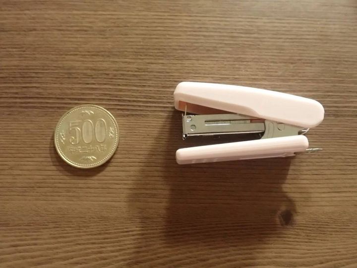 DAISO(ダイソー)：ミニステープラー ピンク