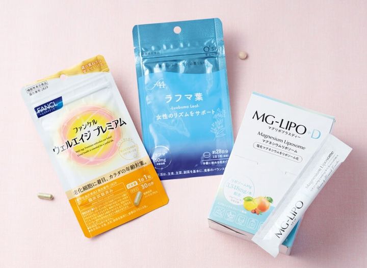 （右から） 日本初の国内生産リポソーム化マグネシウムサプリメント。「この時季はとくにマグネシウムが不足しやすいので積極的に取り入れています」MGLIPO+D 30本入 ¥8,610／オーガニックサイエンス ラフマ葉は、中国で古くからお茶として飲用され、日常的に親しまれてきた植物。「暑さや寝苦しさで眠りが浅い、睡眠の質が気になる人に」f44ラフマ葉 28粒入 ¥2,138／キューサイ 老化細胞に着目。「50代になるとひとつの不調ではなく、全体の衰えも気になります。エイジングケアを土台から整えます」ウェルエイジ プレミアム［機能性表示食品］30日分 ¥5,870／ファンケル（ファンケル サプリメント相談室）