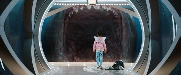 この口の大きさなら丸呑みも余裕！(『MEG ザ・モンスター』) [c] Warner Bros. /Courtesy Everett Collection