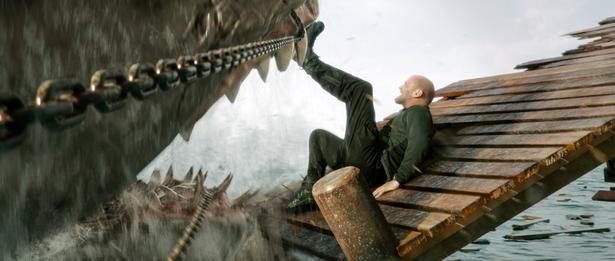 ステイサムも間一髪の獰猛さ(『MEG ザ・モンスターズ2』) [c] Warner Bros. / courtesy Everett Collection