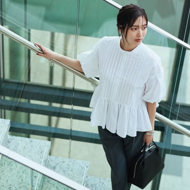 着るだけで自然にスタイルアップ！ペプラムトップスが頼れる【BAILA今日のコーデ】
