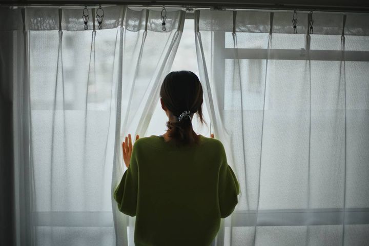 窓の外を見る女性