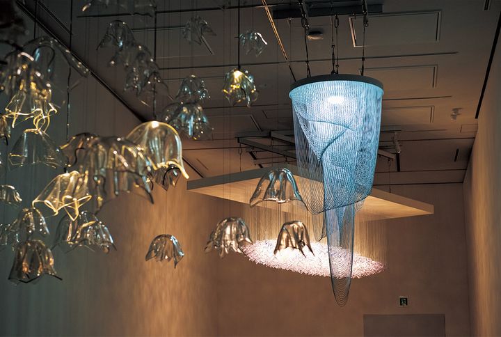 暗くした展示室には再制作・再構成の照明作品
