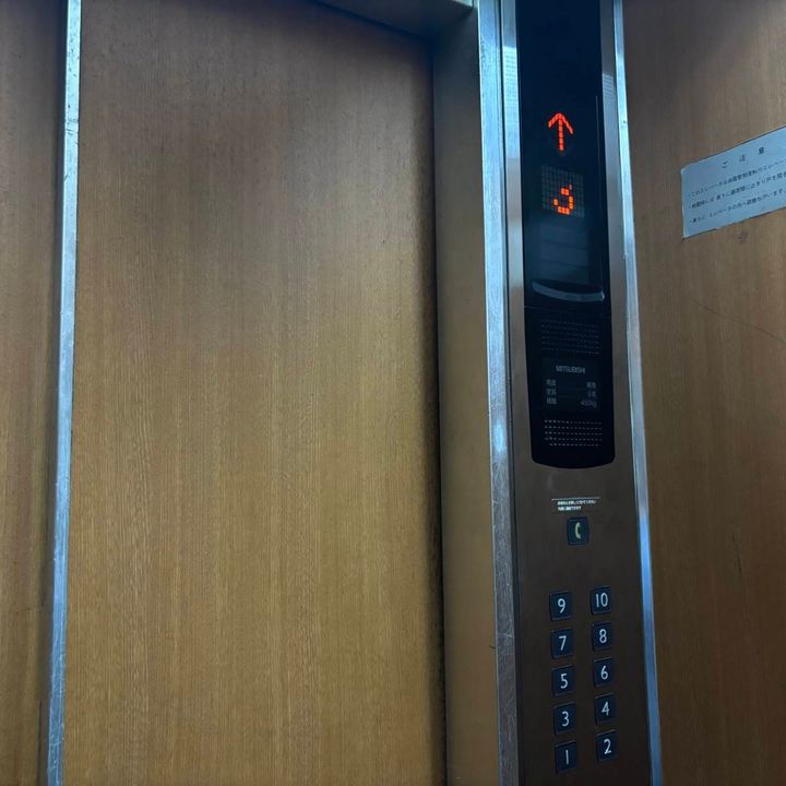古いエレベーターの内部