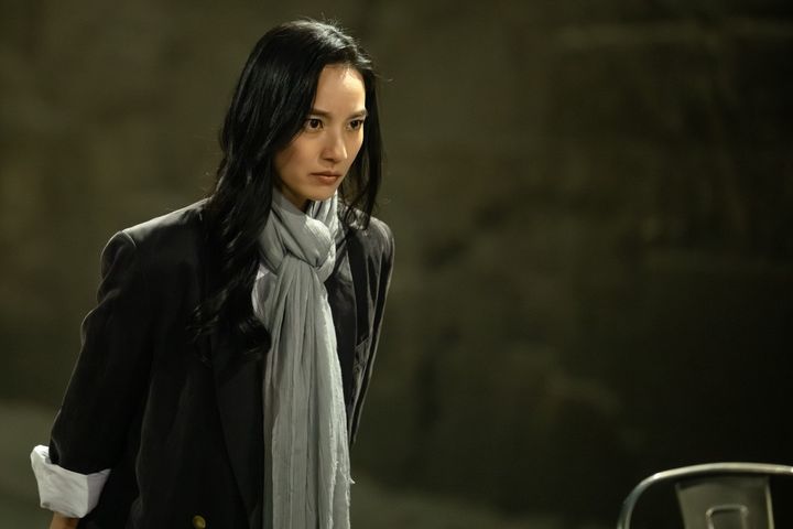 日曜劇場『VIVANT』第21話 陸自の敬礼を行うコーカサス地方担当の“別班レディ”田代久美子（レイヤマダ） （C）TBS width=